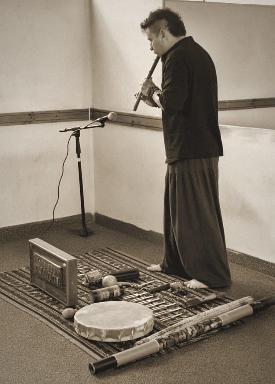 Oscar Bello Muñoz con sus instrumentos